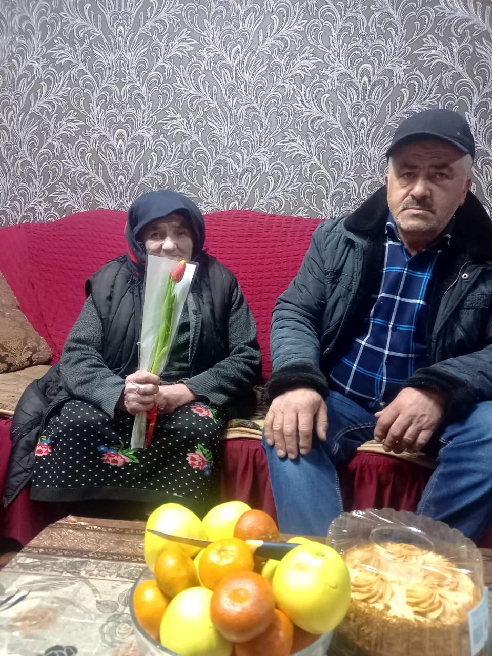 Соцработники Комплексного центра социального обслуживания населения Агульского района поздравили своих подопечных с праздником 8 Марта.